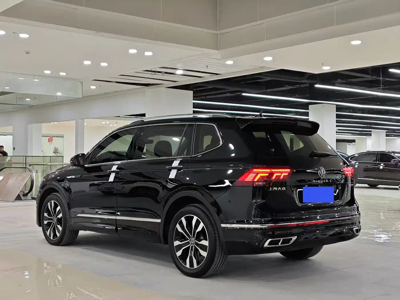 Volkswagen Tiguan L 2023 330TSI Auto 2WD R-Line Premium Edition фото 9