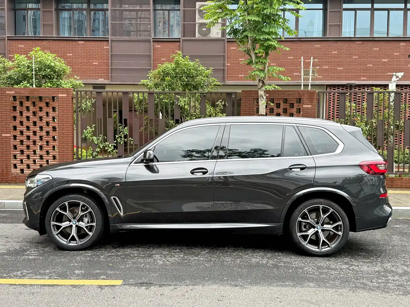 BMW X5 2022 Model xDrive 40Li M Sport Package фото 3