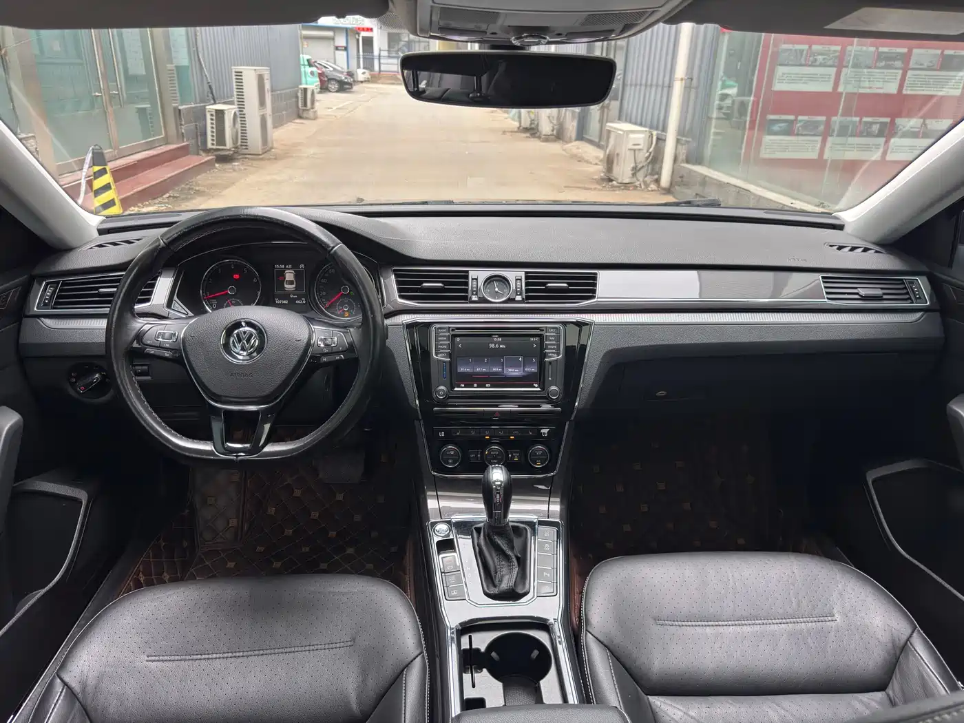 Volkswagen Passat 2017 330TSI DSG Luxury фото 9