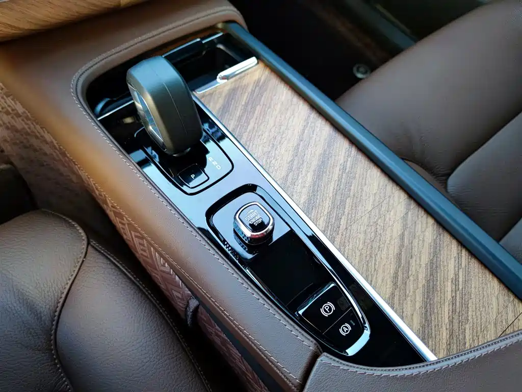 Фото 14 - Volvo XC90