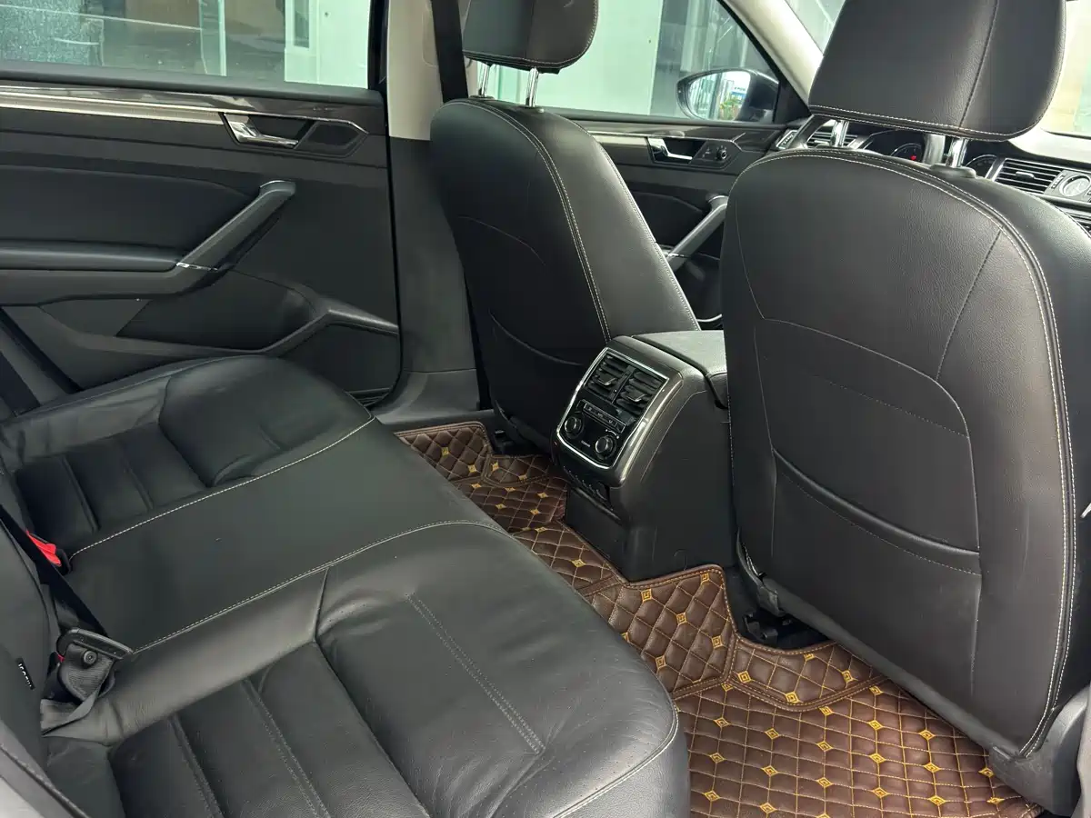 Volkswagen Passat 2017 330TSI DSG Luxury фото 10