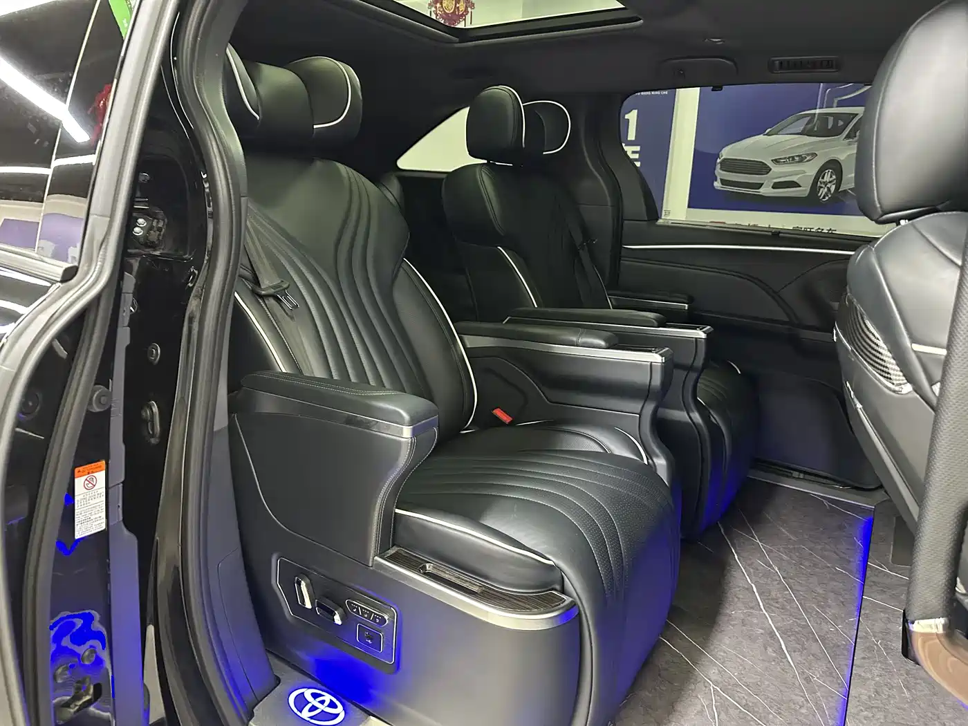 Toyota Granvia 2024 2.5L Hybrid Luxury фото 21