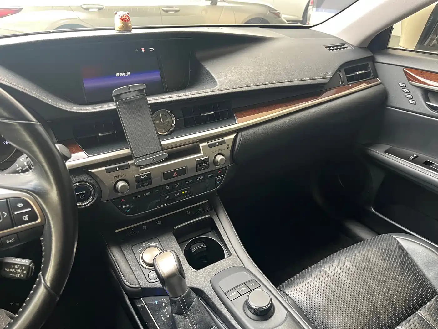 Lexus ES 2015 300h Luxury Edition фото 16