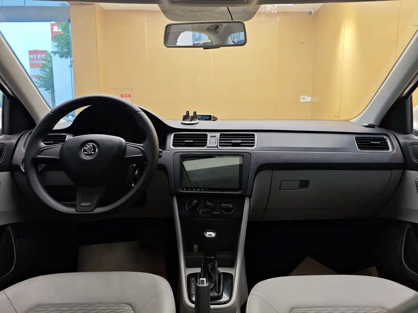 Škoda Rapid 2016 1.6L Automatic Pioneer Edition фото 19
