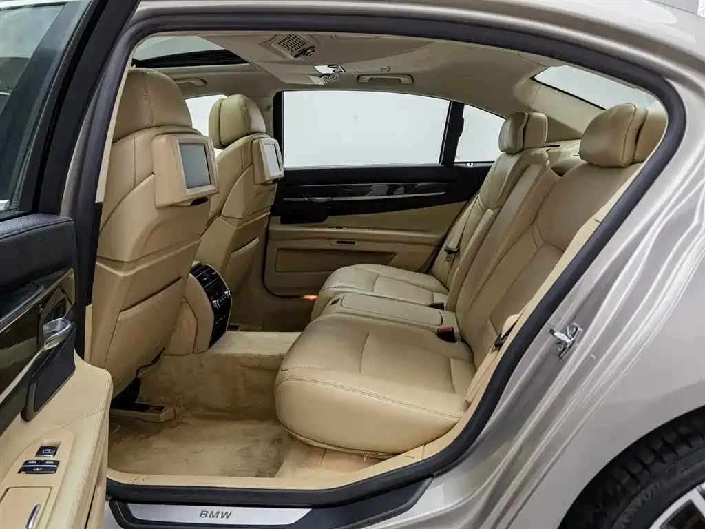 BMW 7 Series 2009 Model 740Li Leading Edition фото 15