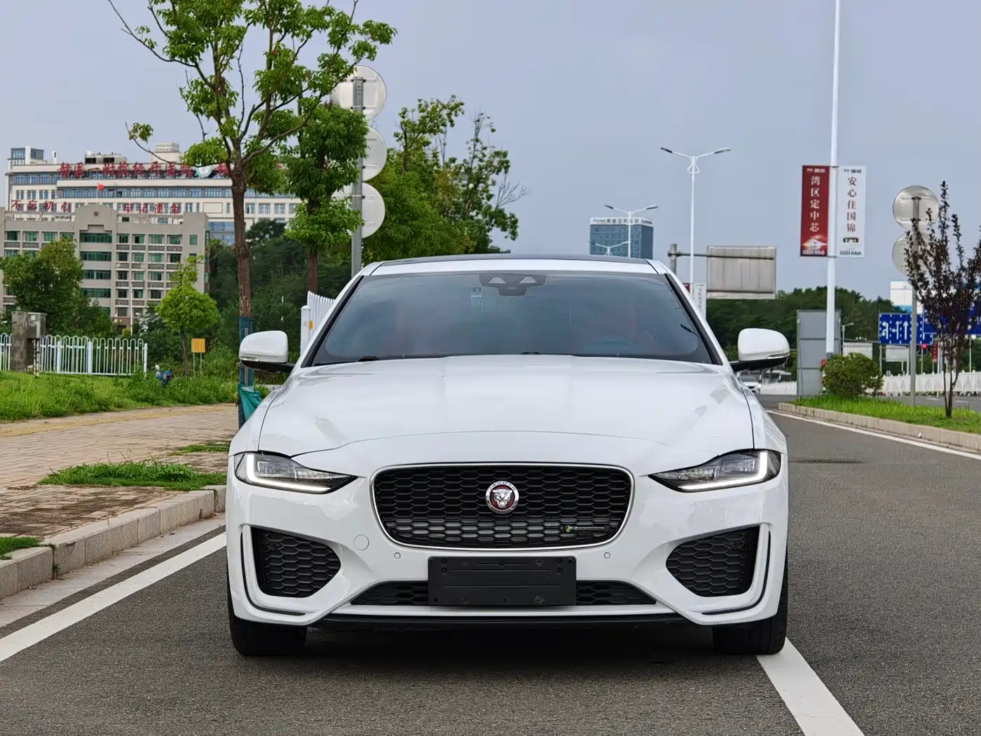 Фото 2 - Jaguar XEL