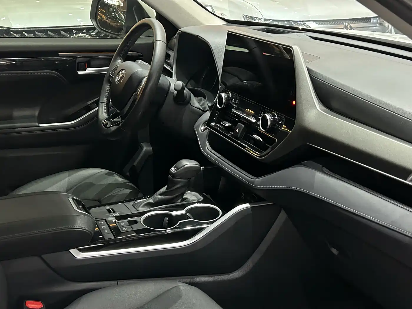 Toyota Highlander 2023 2.5L Smart Hybrid Dual Engine AWD Premium 7-Seater фото 11