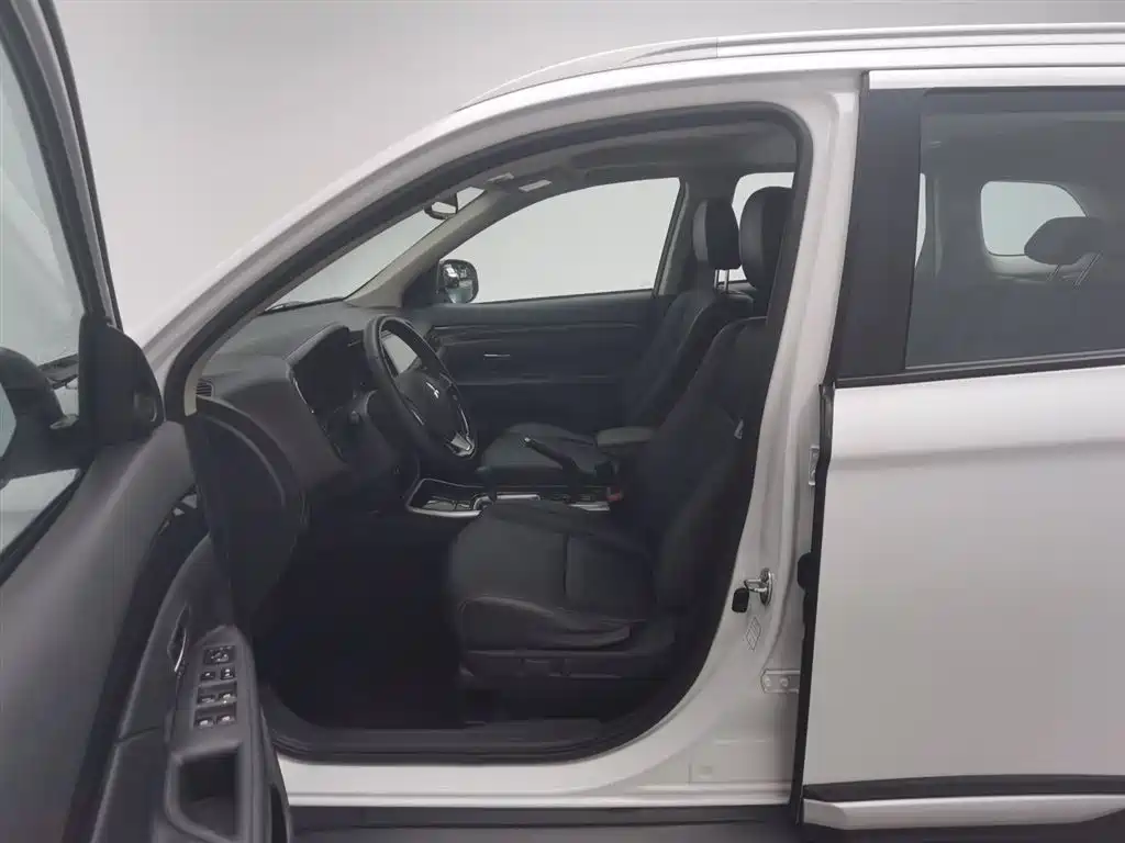Mitsubishi Outlander 2018 2.0L 2WD Jiale Edition 7-seater фото 10