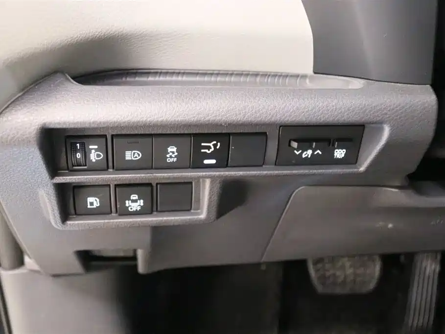 Toyota Granvia 2023 2.5L Hybrid Comfort Edition фото 12