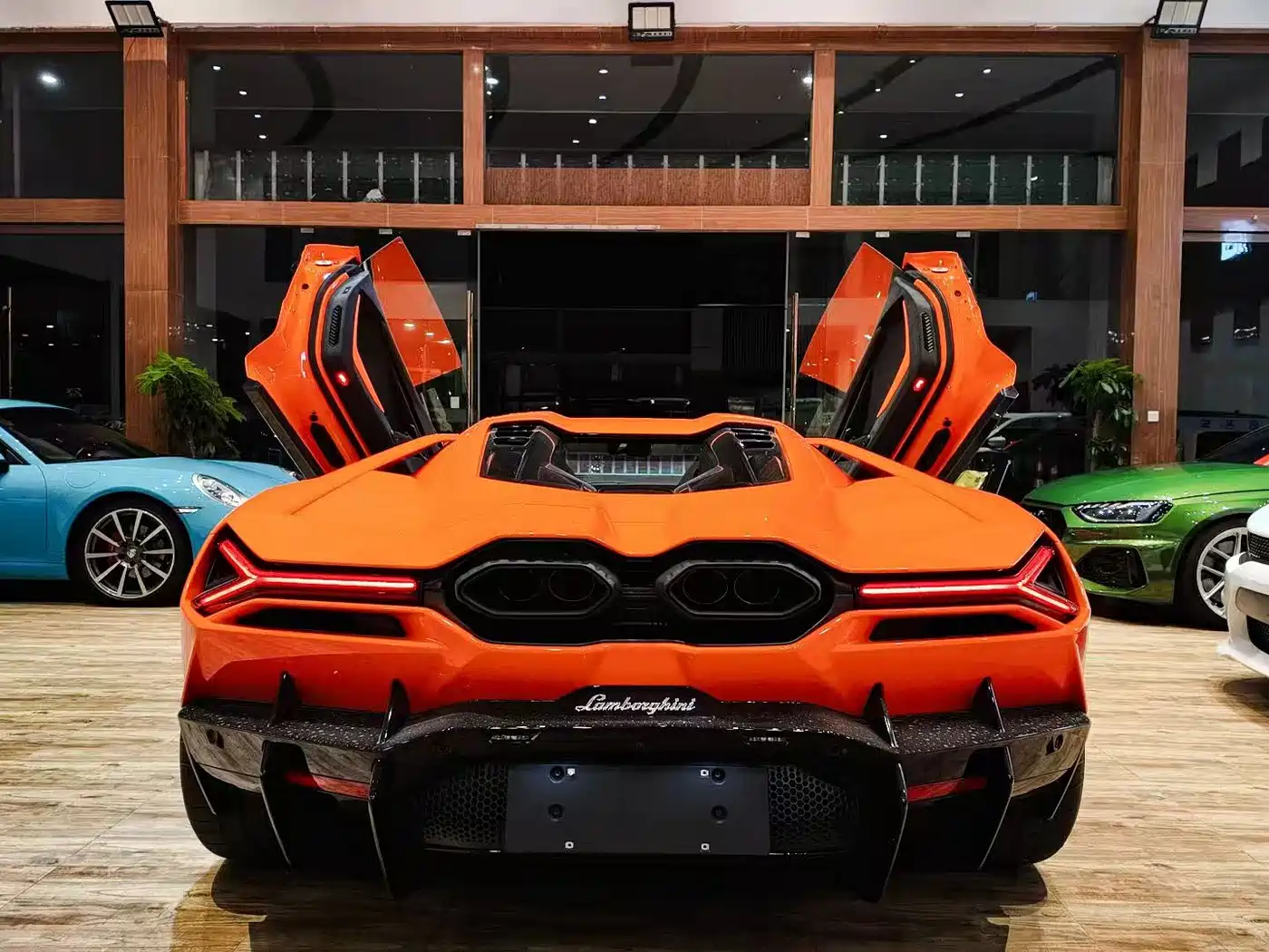 LAMBORGHINI REVUELTO