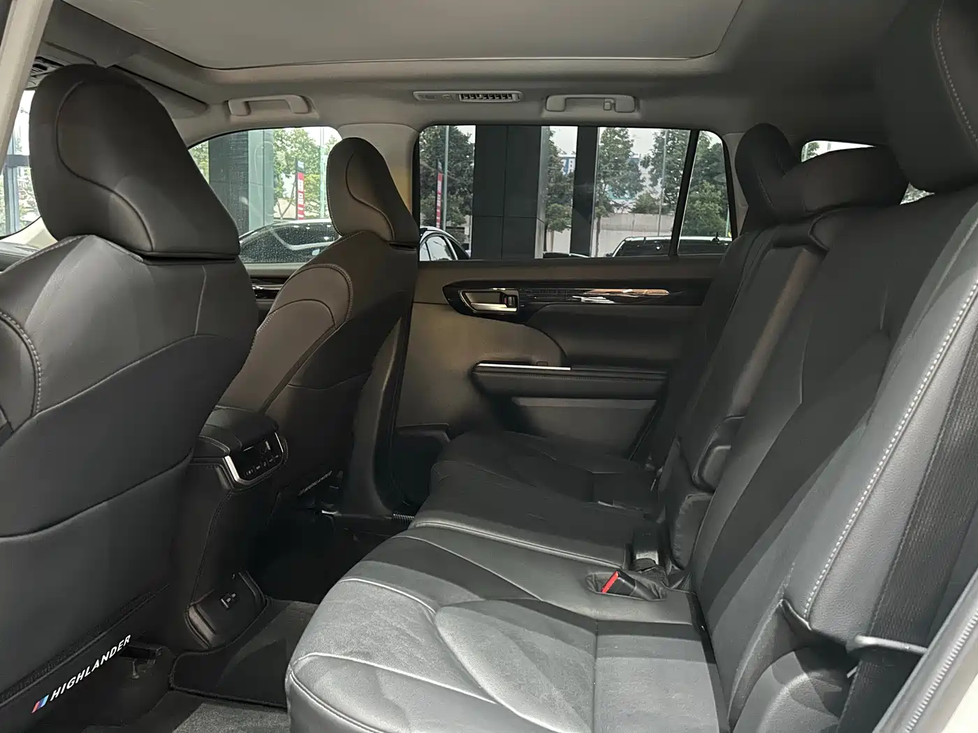 Toyota Highlander 2023 2.5L Smart Hybrid Dual Engine AWD Premium 7-Seater фото 9