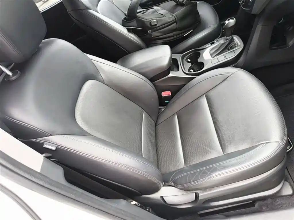 Hyundai Santa Fe 2015 2.4L Automatic 2WD Smart 5-seater фото 25