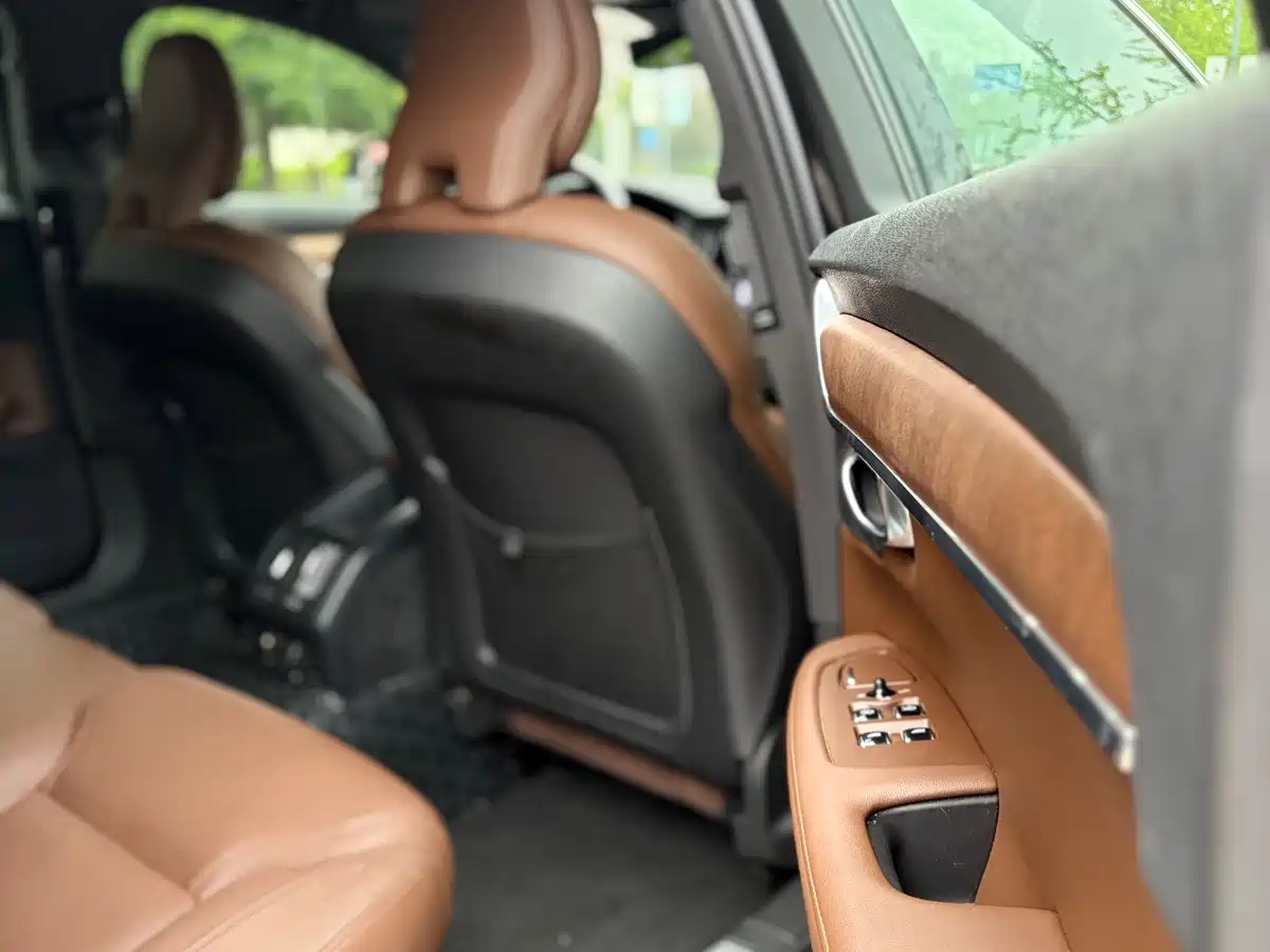 Фото 10 - Volvo S90