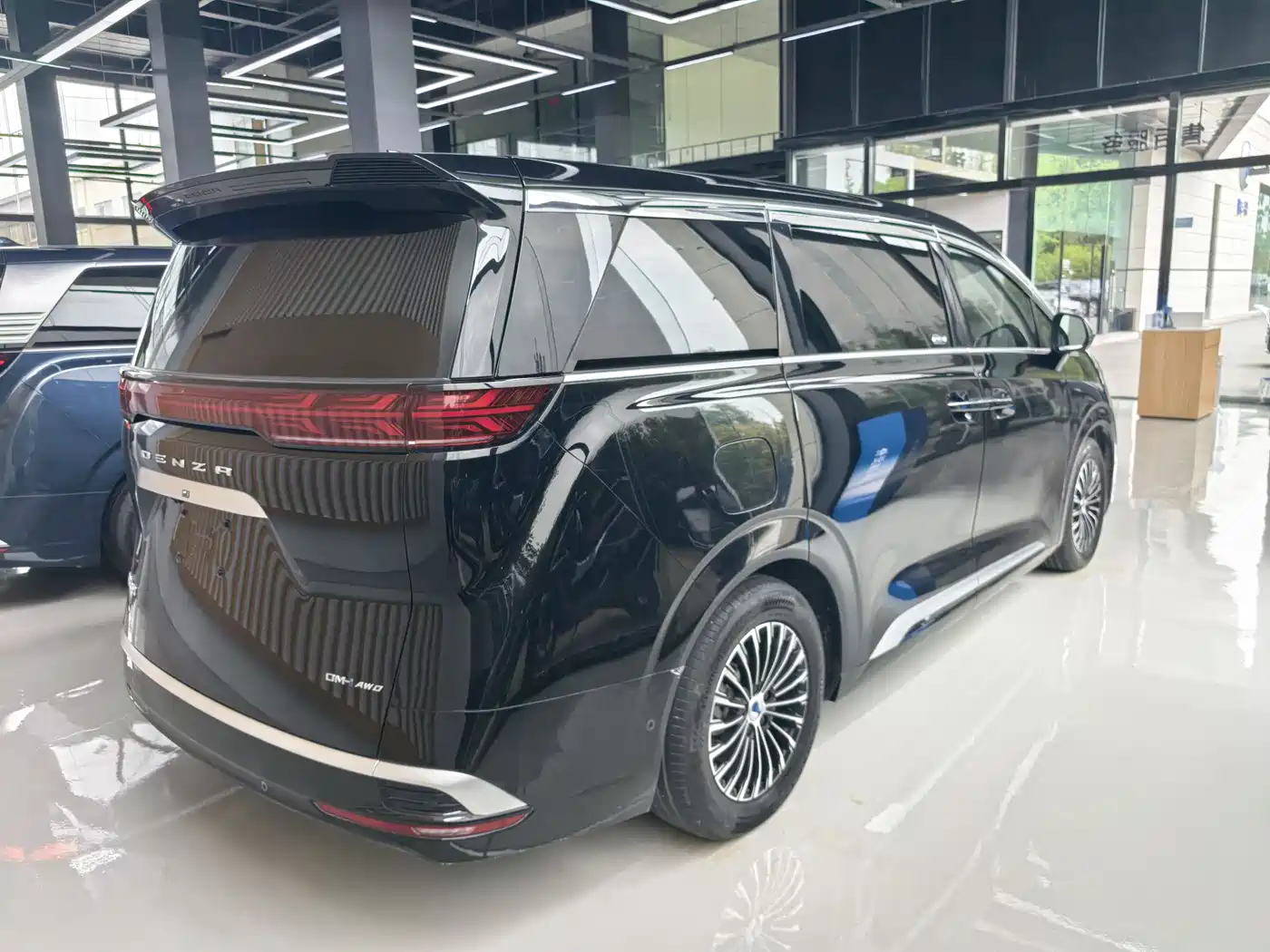 Denza D9 2024 DM-i 980 AWD Flagship фото 15