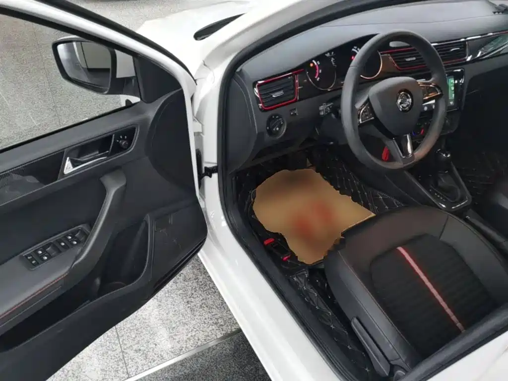 Škoda Skoda Rapid Spaceback 2020 1.5L Auto Comfort фото 16