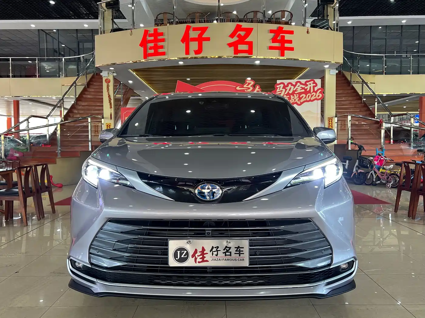 Toyota Sienna 2023 2.5L Hybrid Premium Edition фото 2