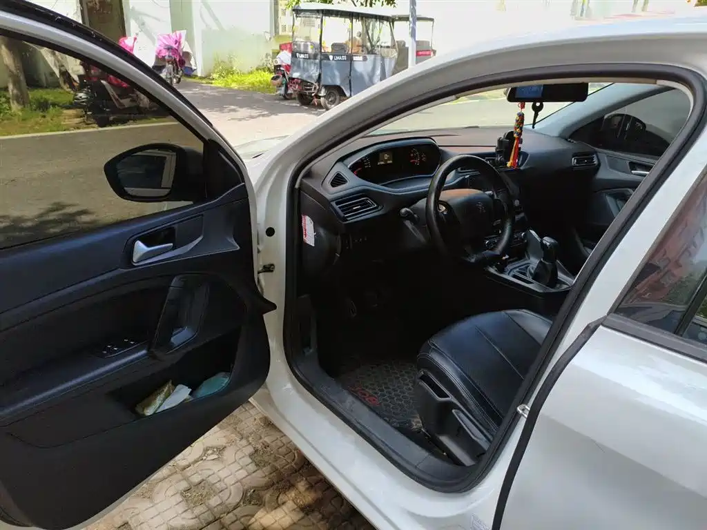 Peugeot 308 2018 1.6L Manual Fashion Edition фото 13
