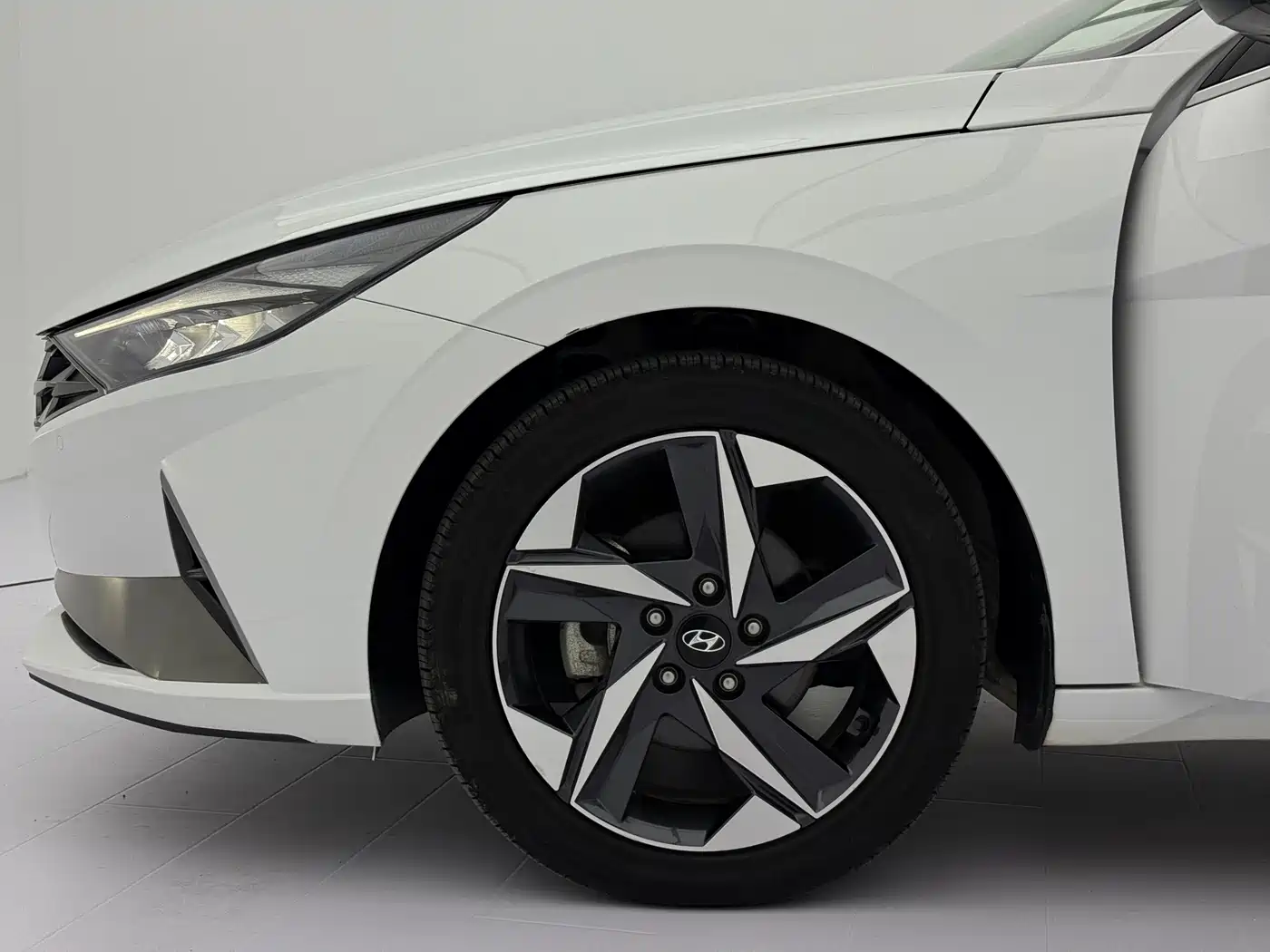 Hyundai Elantra 2022 1.5L CVT LUX Premium Edition фото 22