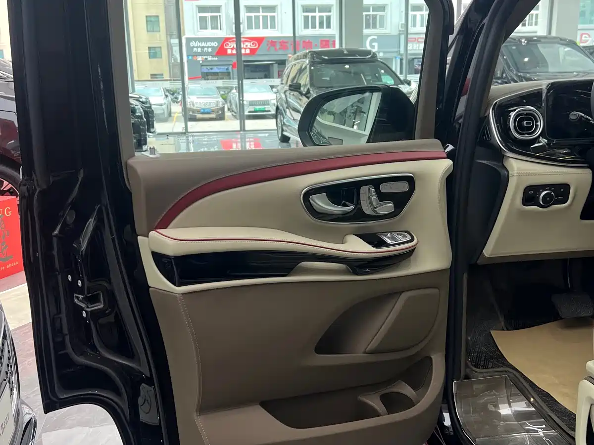 Mercedes-Benz V-Class 2024 V 300 L Long Wheelbase Premium фото 4