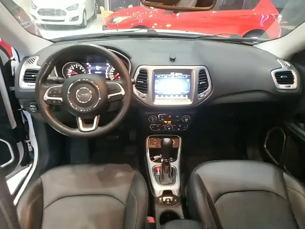 Фото 10 - Jeep Compass