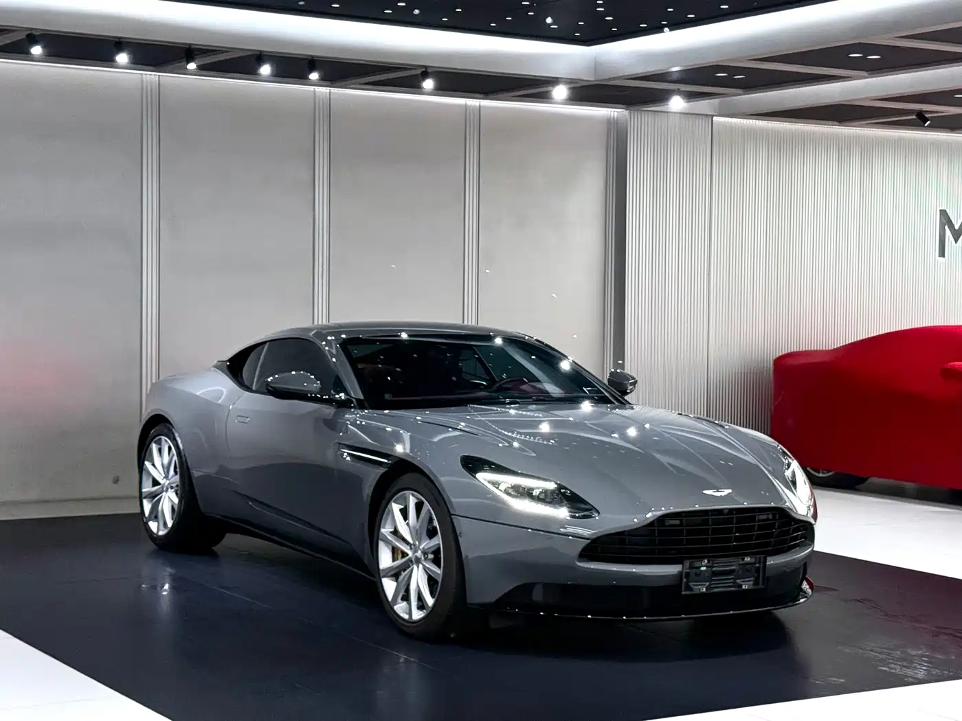 Aston Martin DB11 2022 4.0T V8 Coupe фото 2
