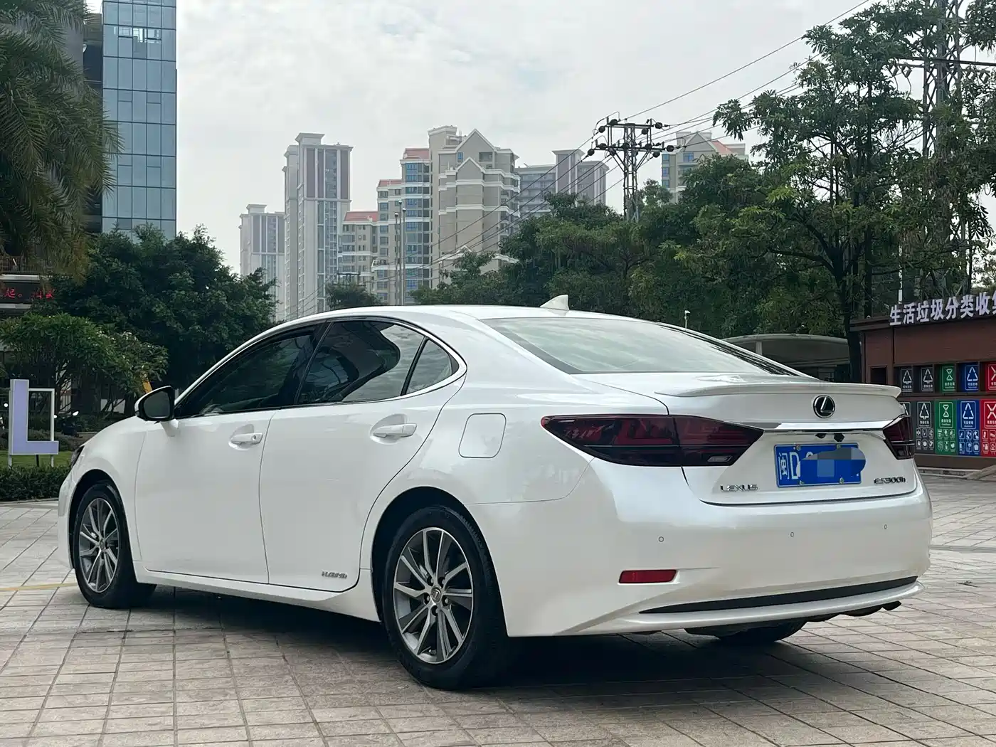 Lexus ES 2015 300h Comfort Edition фото 4