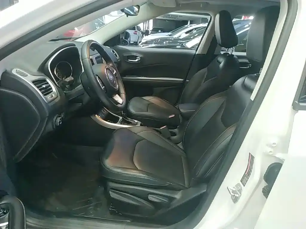Фото 15 - Jeep Compass