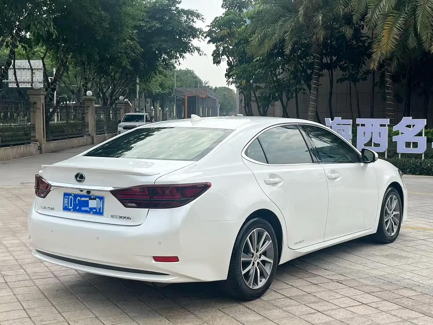 Lexus ES 2015 300h Comfort Edition фото 5