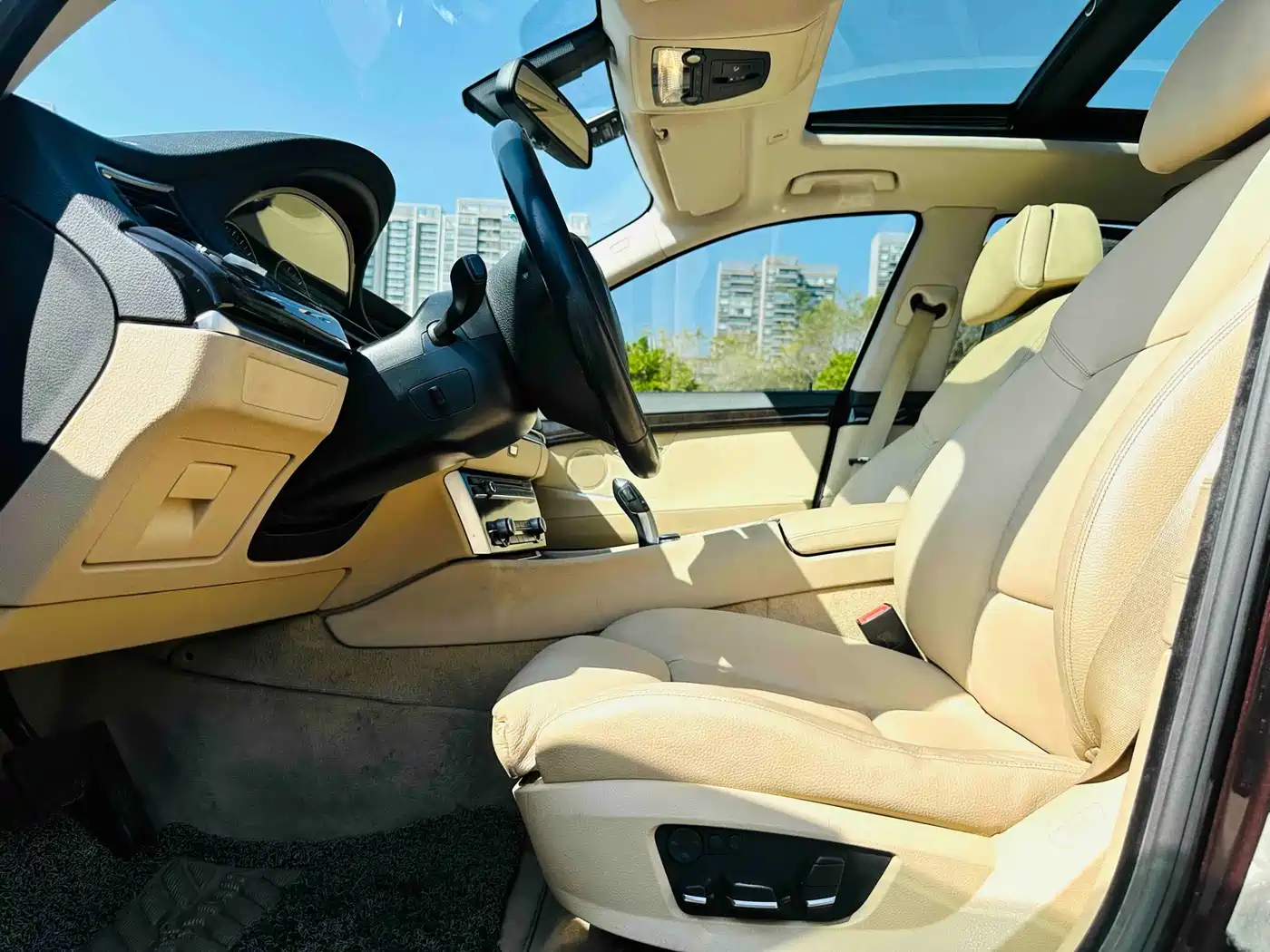BMW 5 Series GT 2013 535i Leadership фото 10