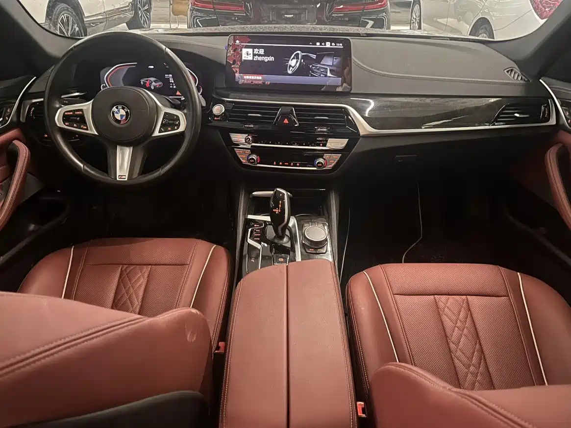 BMW 5 Series 2021 525Li M Sport Package фото 8