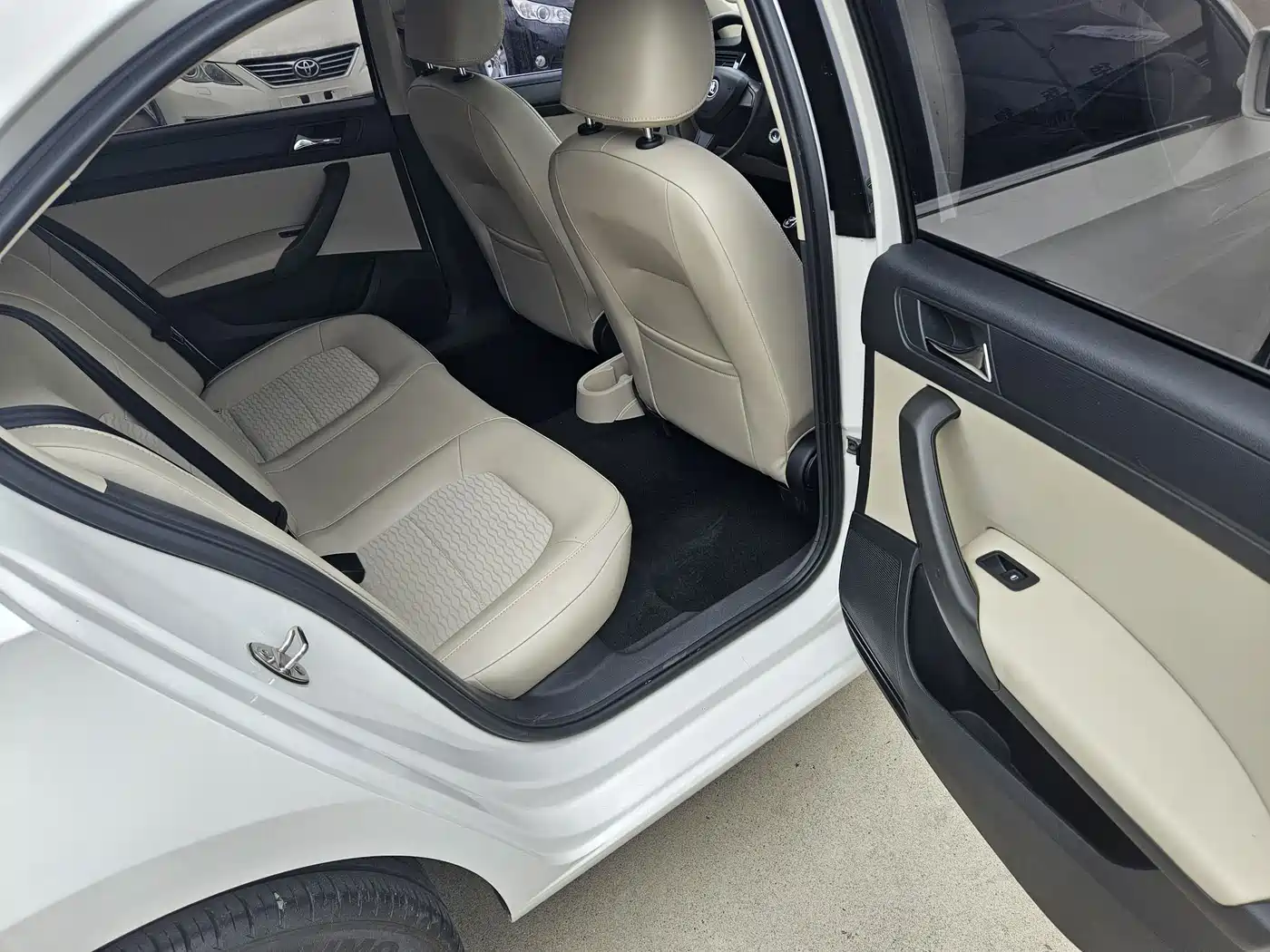 Škoda Rapid 2016 1.6L Manual Pioneer Edition фото 16