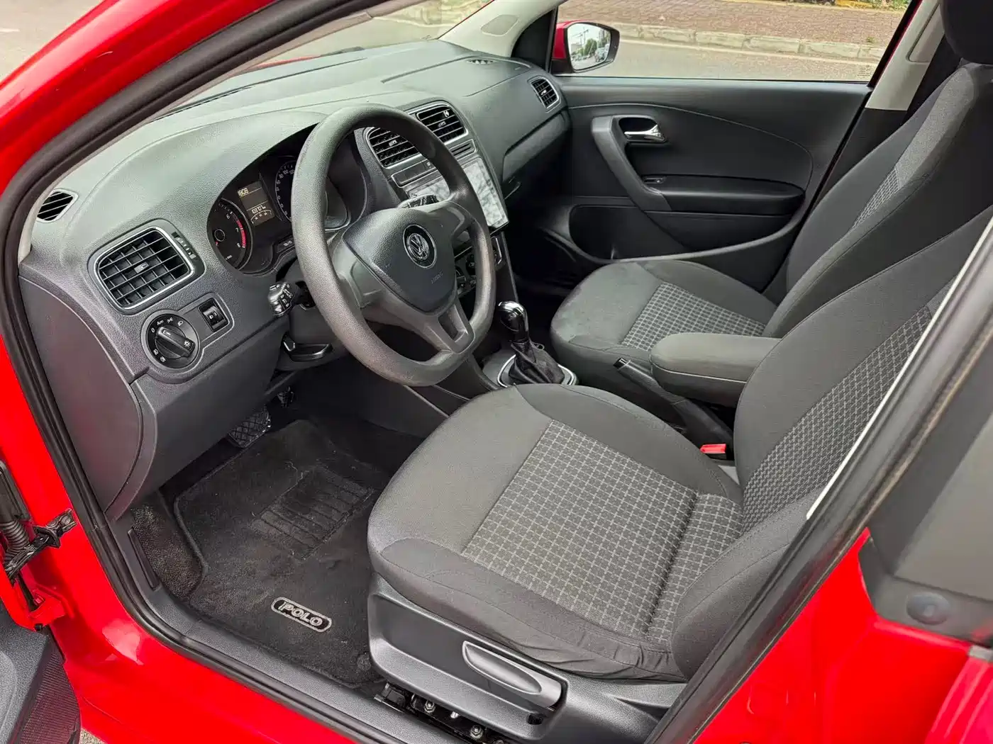 Volkswagen Polo 2016 1.4L Automatic Trend фото 7