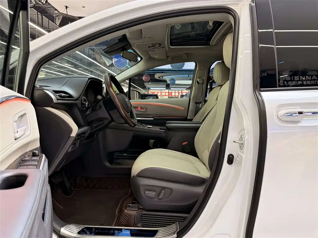 Toyota Sienna 2023 2.5L Hybrid Comfort Edition фото 4