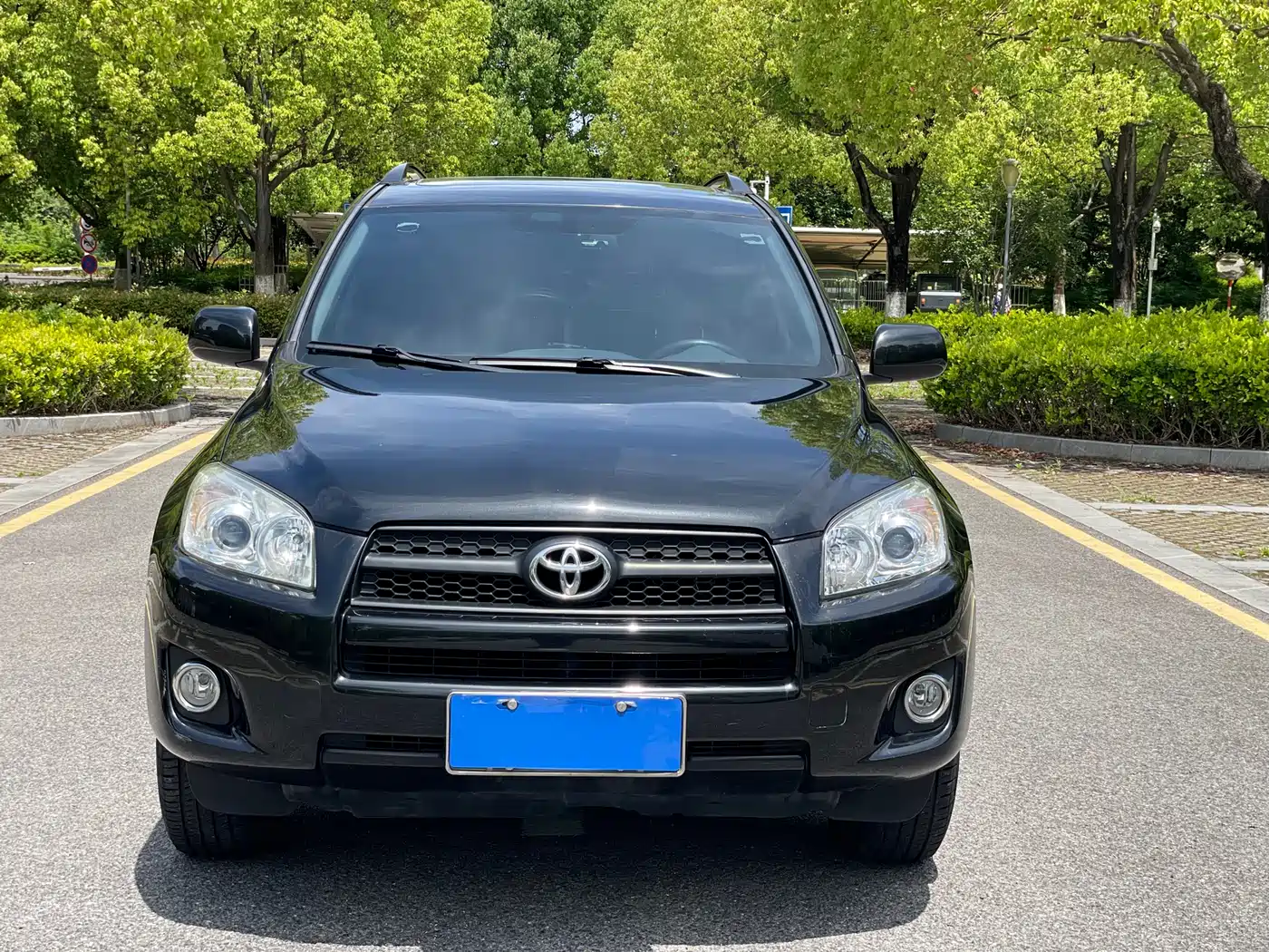 Toyota RAV4 Rongfang 2011 2.0L Automatic Luxury Edition фото 2