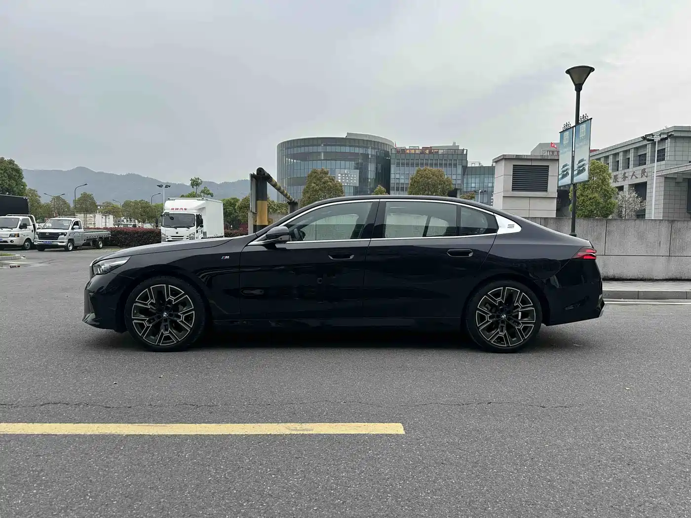 BMW 5 Series 2025 530Li Premium M Sport Package фото 2
