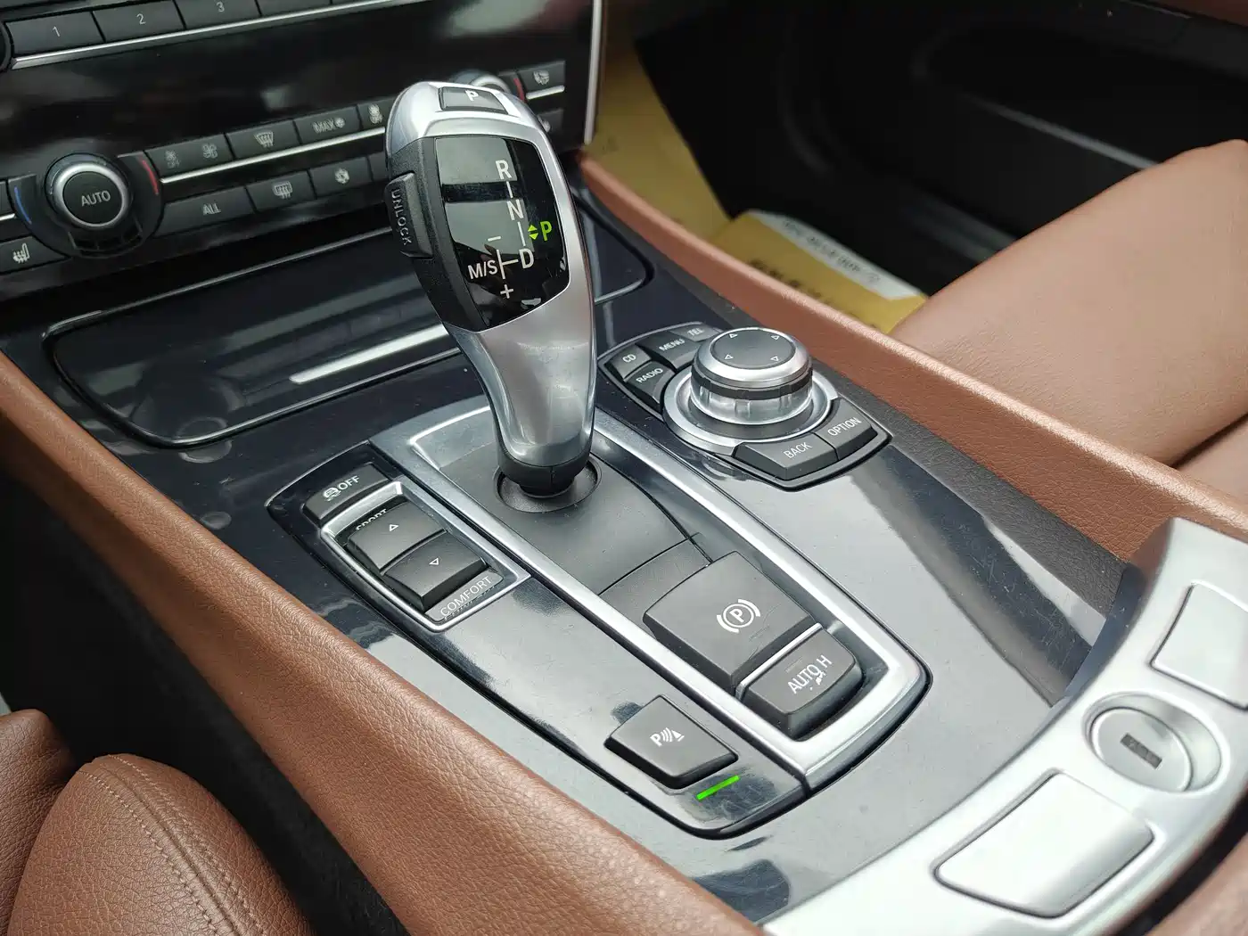 BMW 5 Series GT 2010 535i Leading Model фото 10