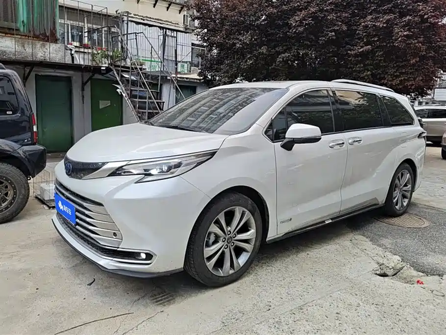 Toyota Sienna 2023 2.5L Hybrid Platinum Edition
