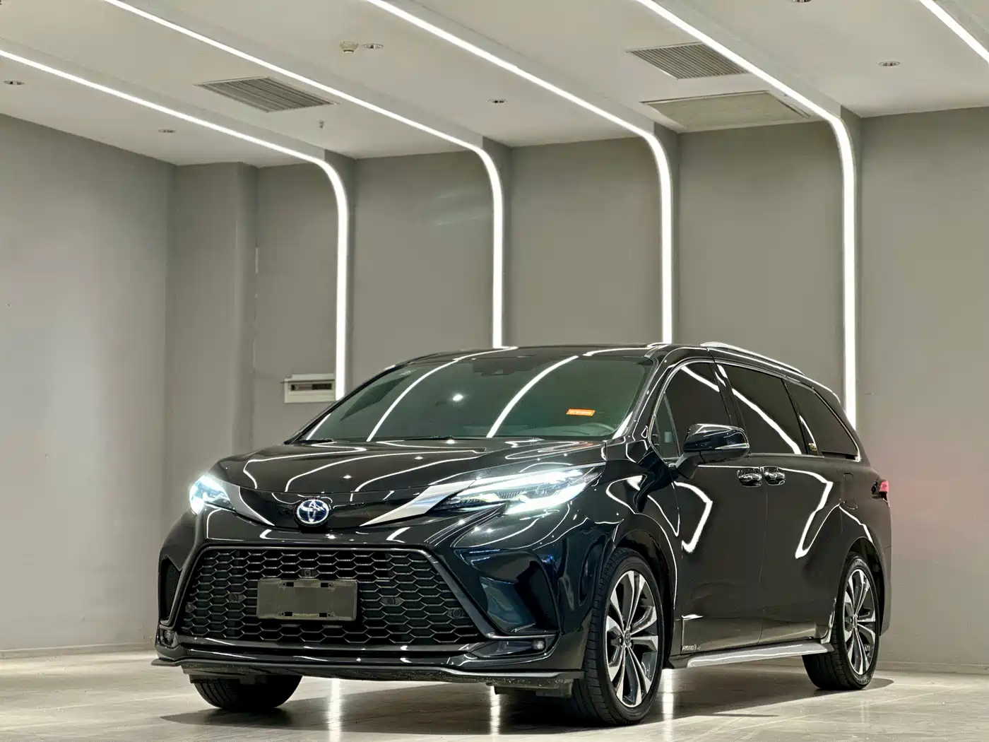 Toyota Granvia 2023 2.5L Hybrid VIP Edition