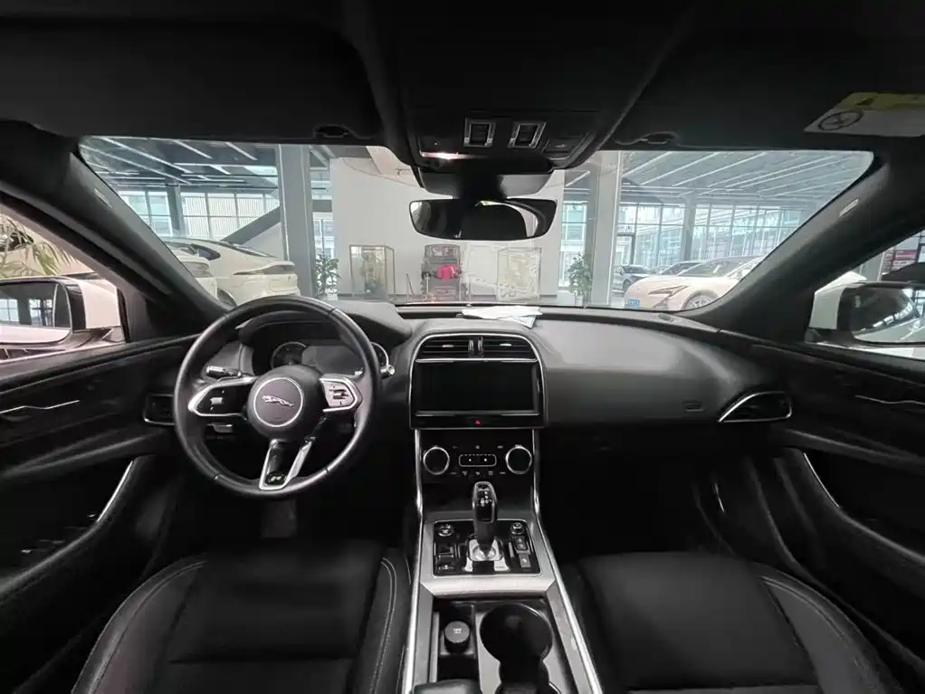 Jaguar XEL 2020 2.0T 200PS R-DYNAMIC Youth Sport Edition фото 5
