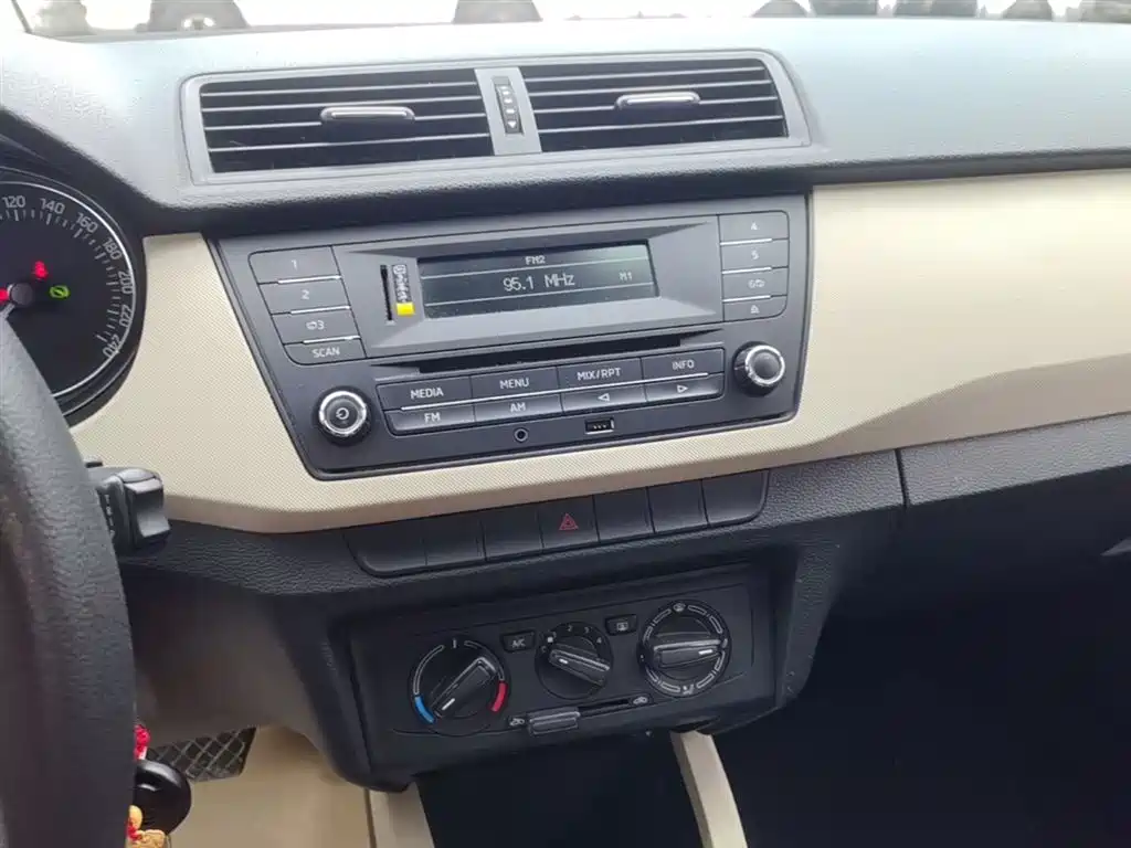Škoda Fabia 2015 1.4L Automatic Pioneer Edition фото 13
