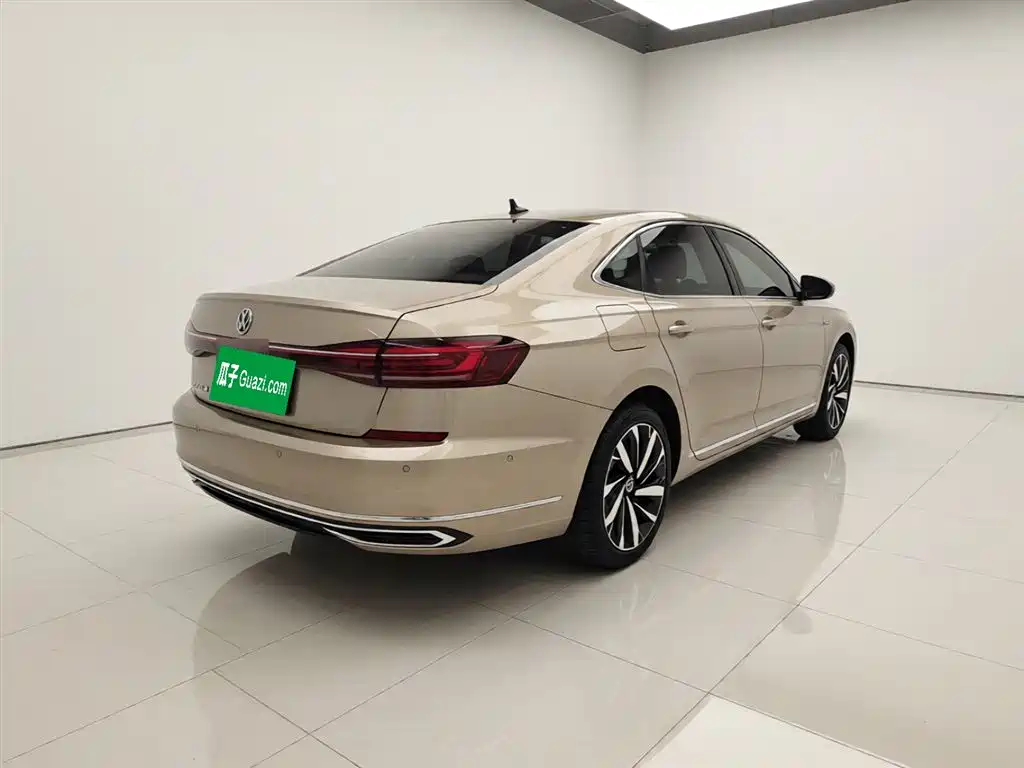 Volkswagen Passat 2022 330TSI Starlight Luxury Edition фото 4
