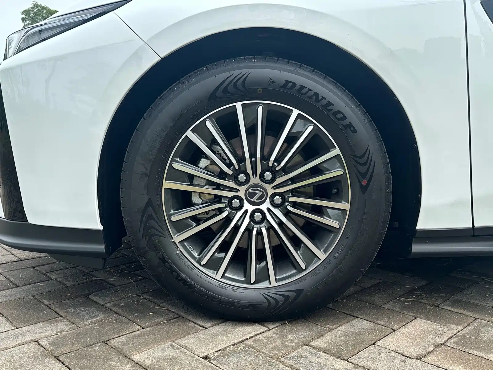 Фото 19 - Lexus ES