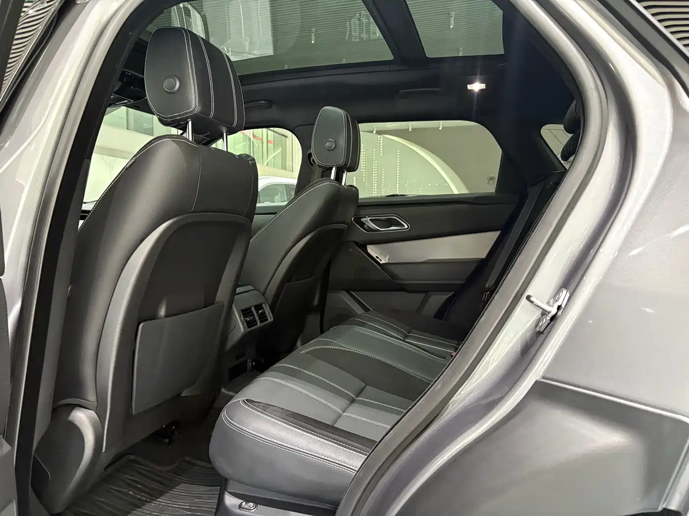 Land Rover Range Rover Velar 2021 P250 Gloss Black Collector's Edition фото 5