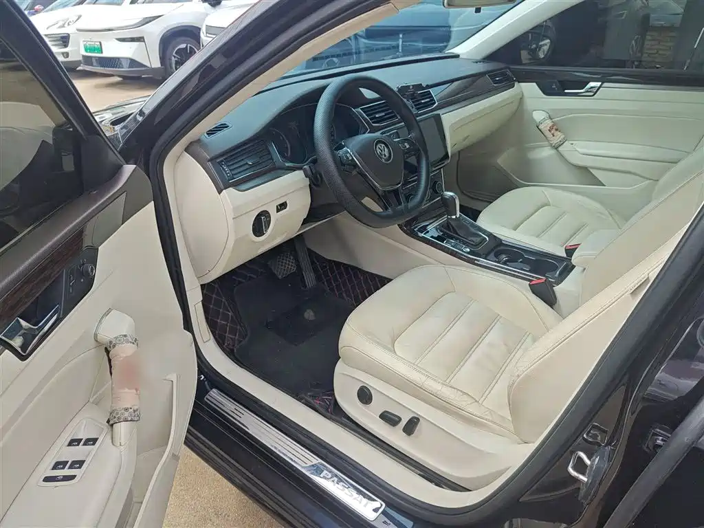 Volkswagen Passat 2016 280TSI DSG Honor Edition фото 16