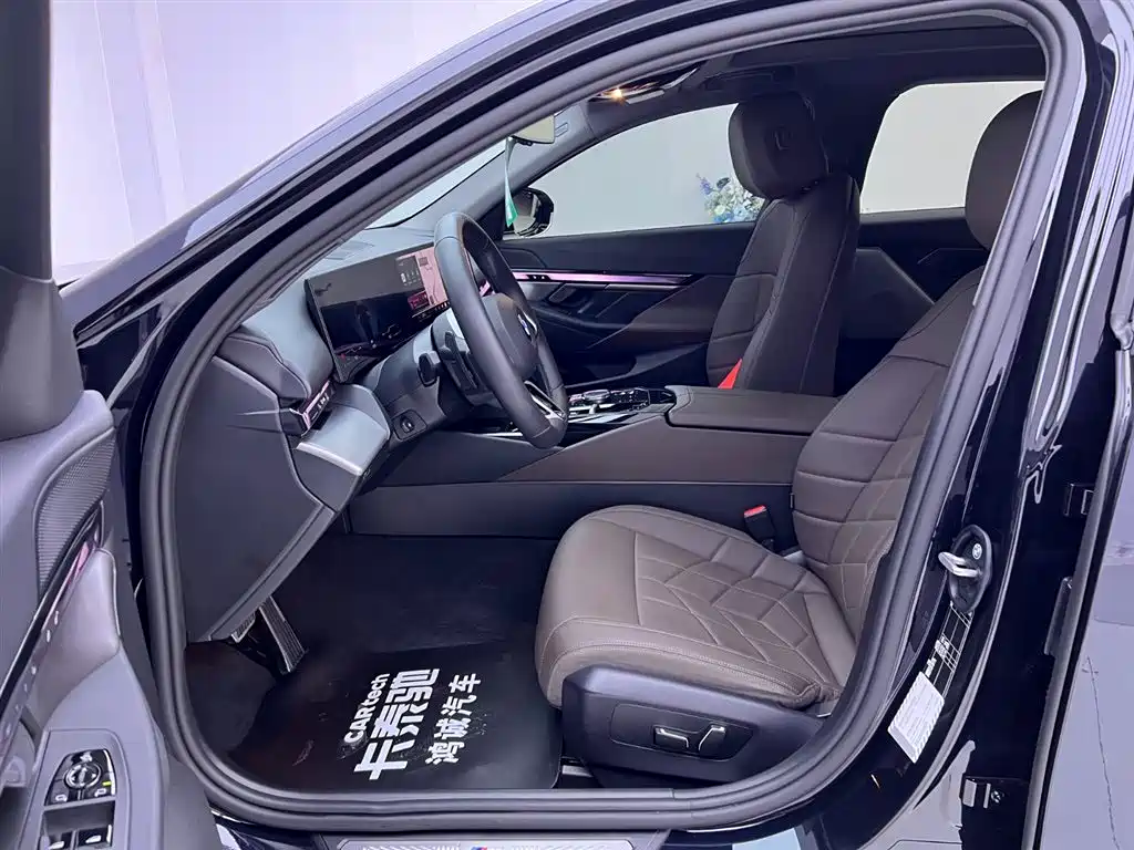 BMW 5 Series 2025 525Li M Sport Package фото 16