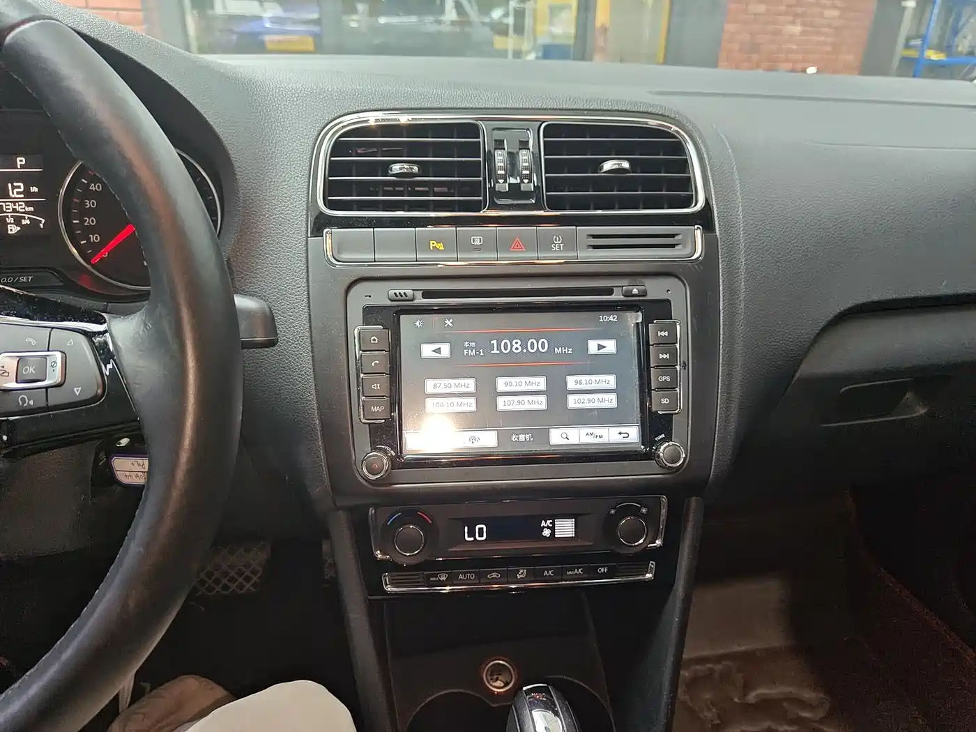 Volkswagen Polo 2014 1.6L Automatic Luxury Edition фото 14