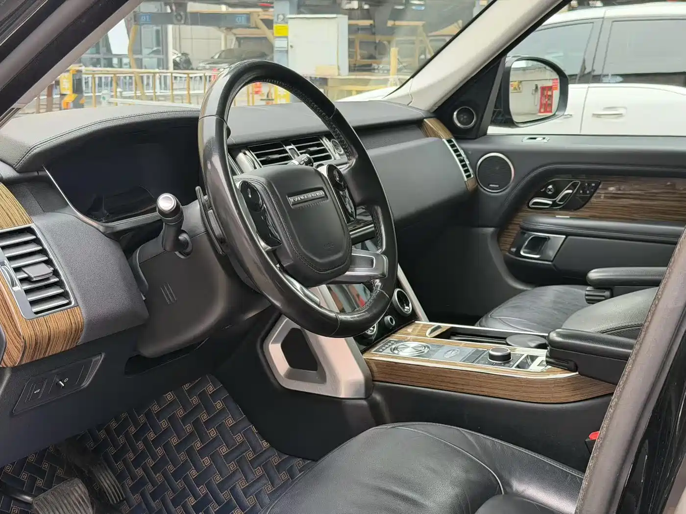 Land Rover Range Rover 2018 3.0 SC V6 Golden Age Edition фото 4
