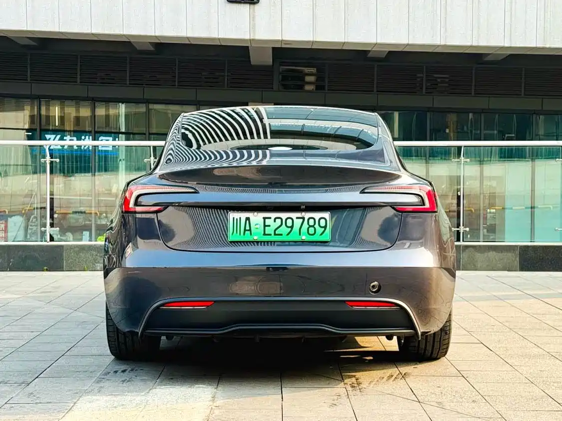 TESLA MODEL 3