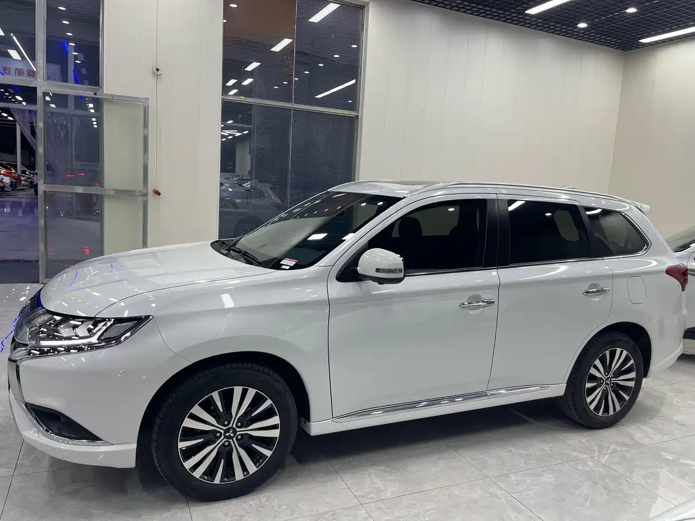 MITSUBISHI OUTLANDER