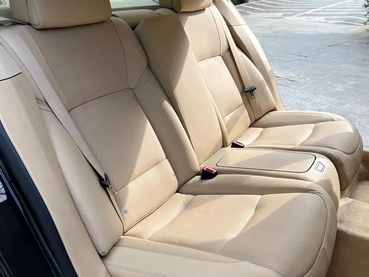 BMW 7 Series 2009 730Li Leading фото 13